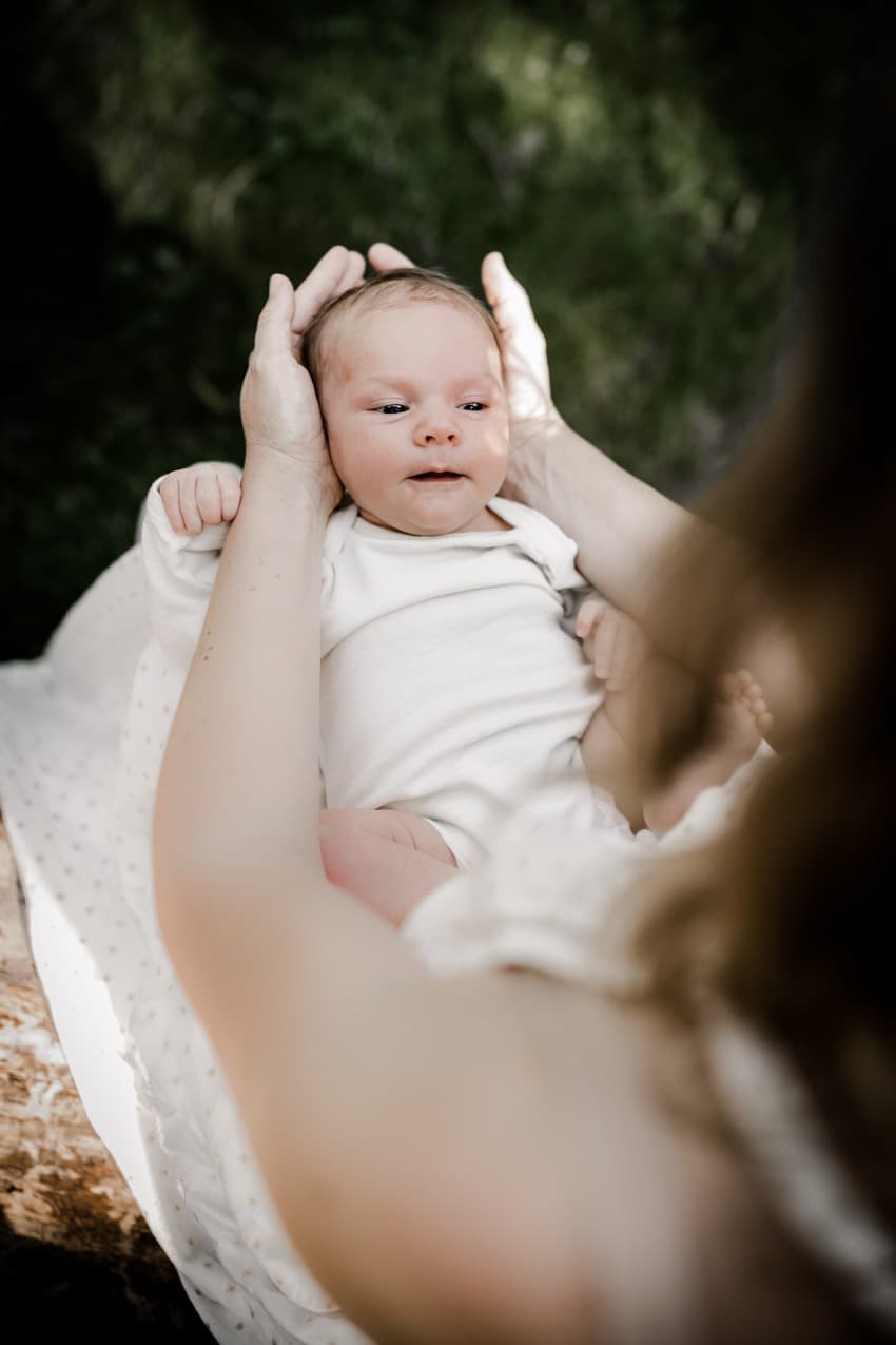 Mutter hält Baby in ihren Händen