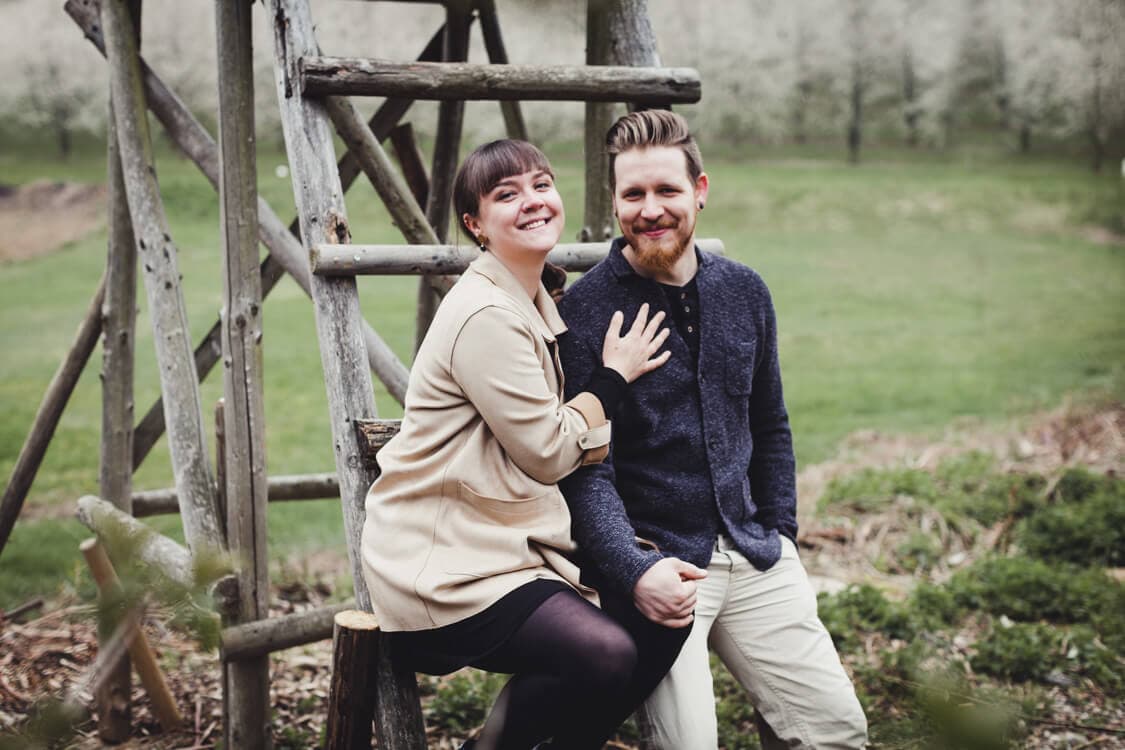 Paar sitzt auf der Leiter vom Hochsitz