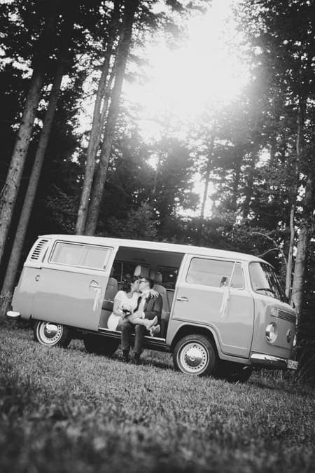 Schwarz weiß Foto von Brautpaar das im Bulli sitzt