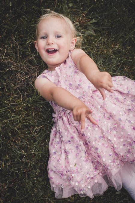 Mädchen liegt auf einer Wiese