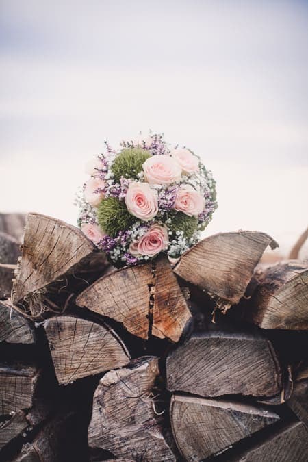 Brautstrauß auf Holzscheit
