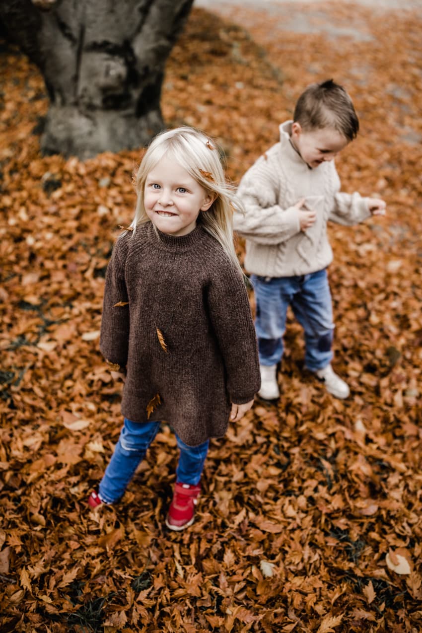 Mädchen mit Herbstblättern