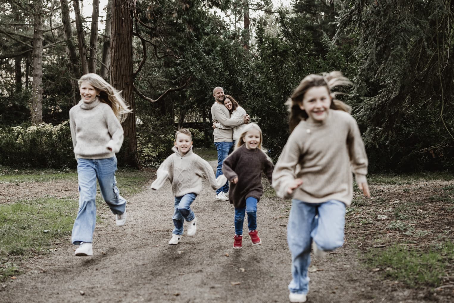 Kinder rennen richtung Kamera