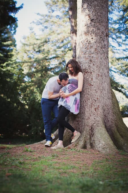 Werdender Papa küsst den Babybauch von seiner Frau