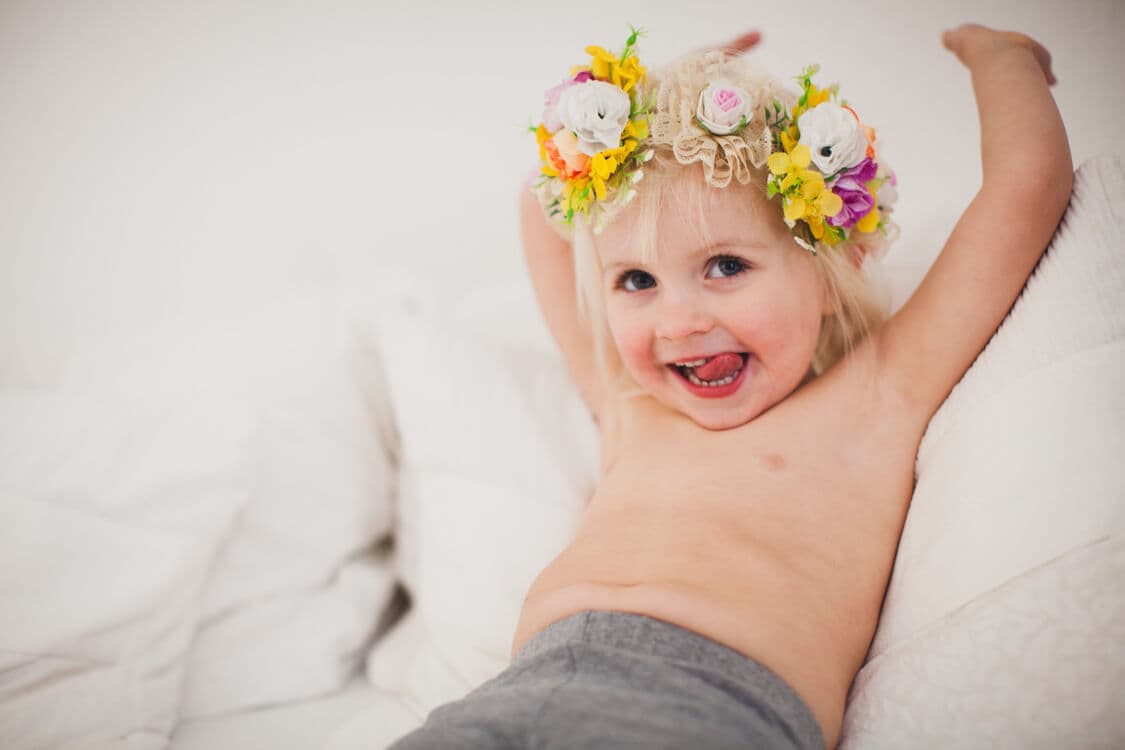 Lachendes Mädchen mit Blumenkranz