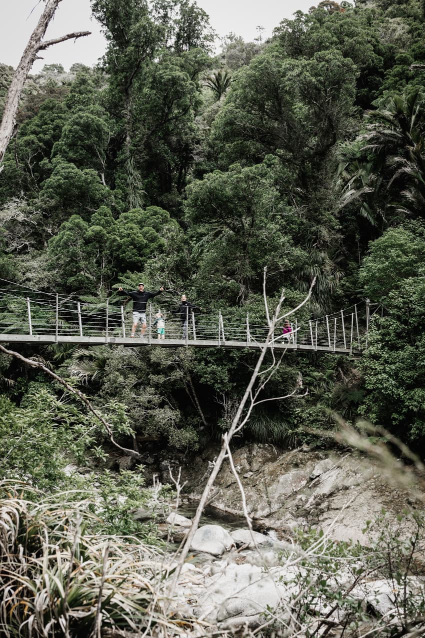 Familie im Urwald auf einer Brücke