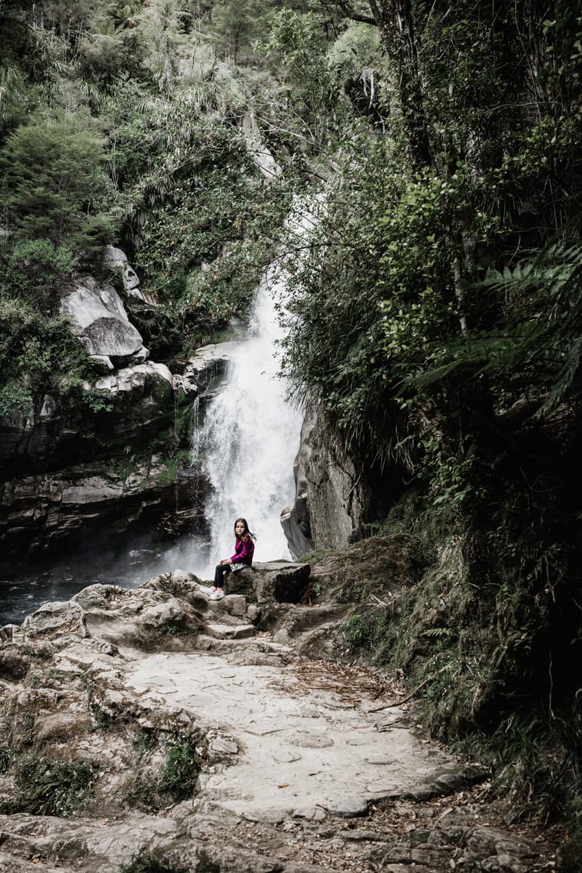 Mädchen am Wasserfall