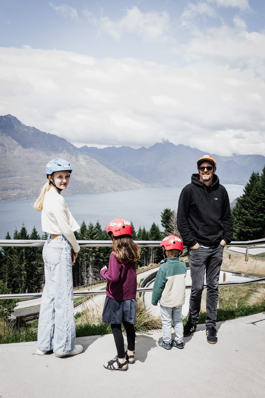 Familie mit Helmen auf dem Kopf