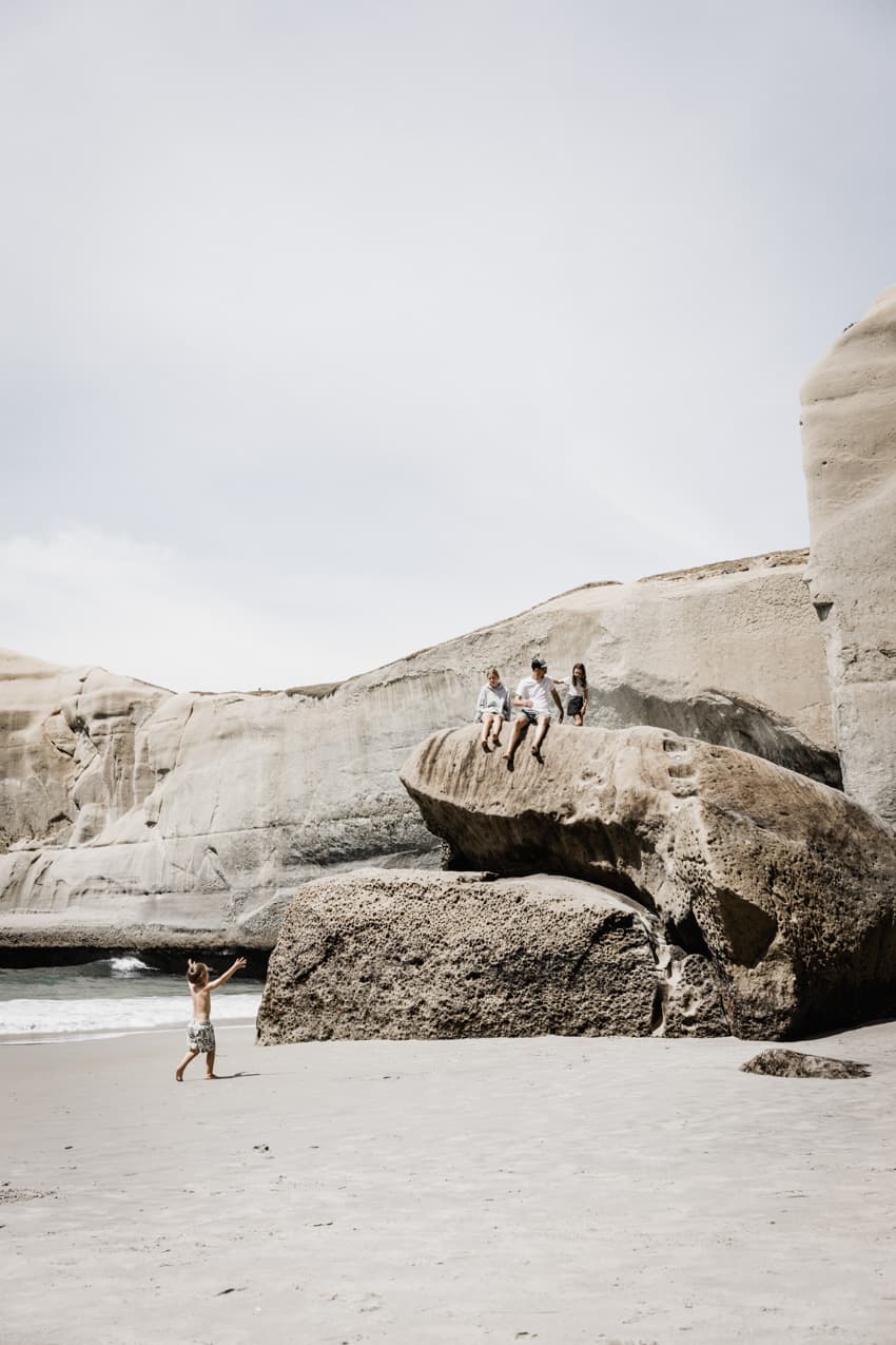 Familie auf großem Felsen
