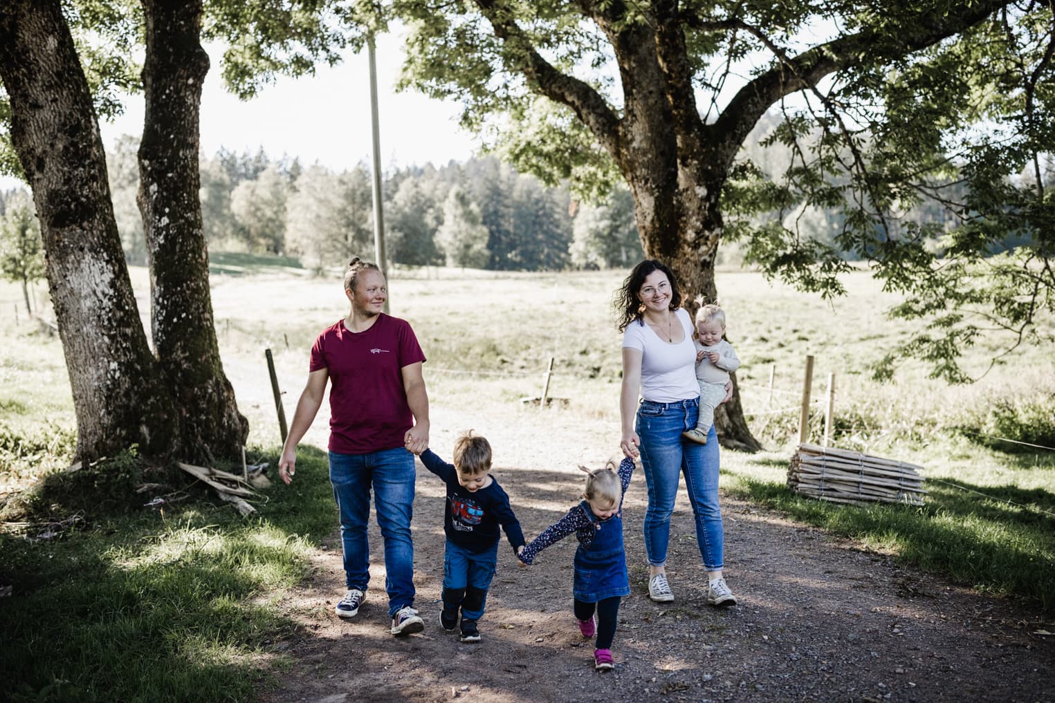 Familie geht Hand in Hand spatzieren
