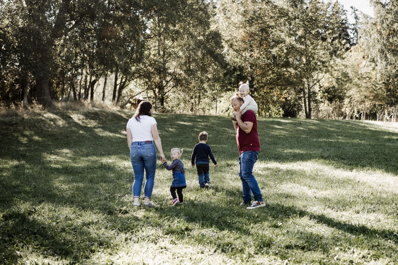 familie läuft einen hang hoch