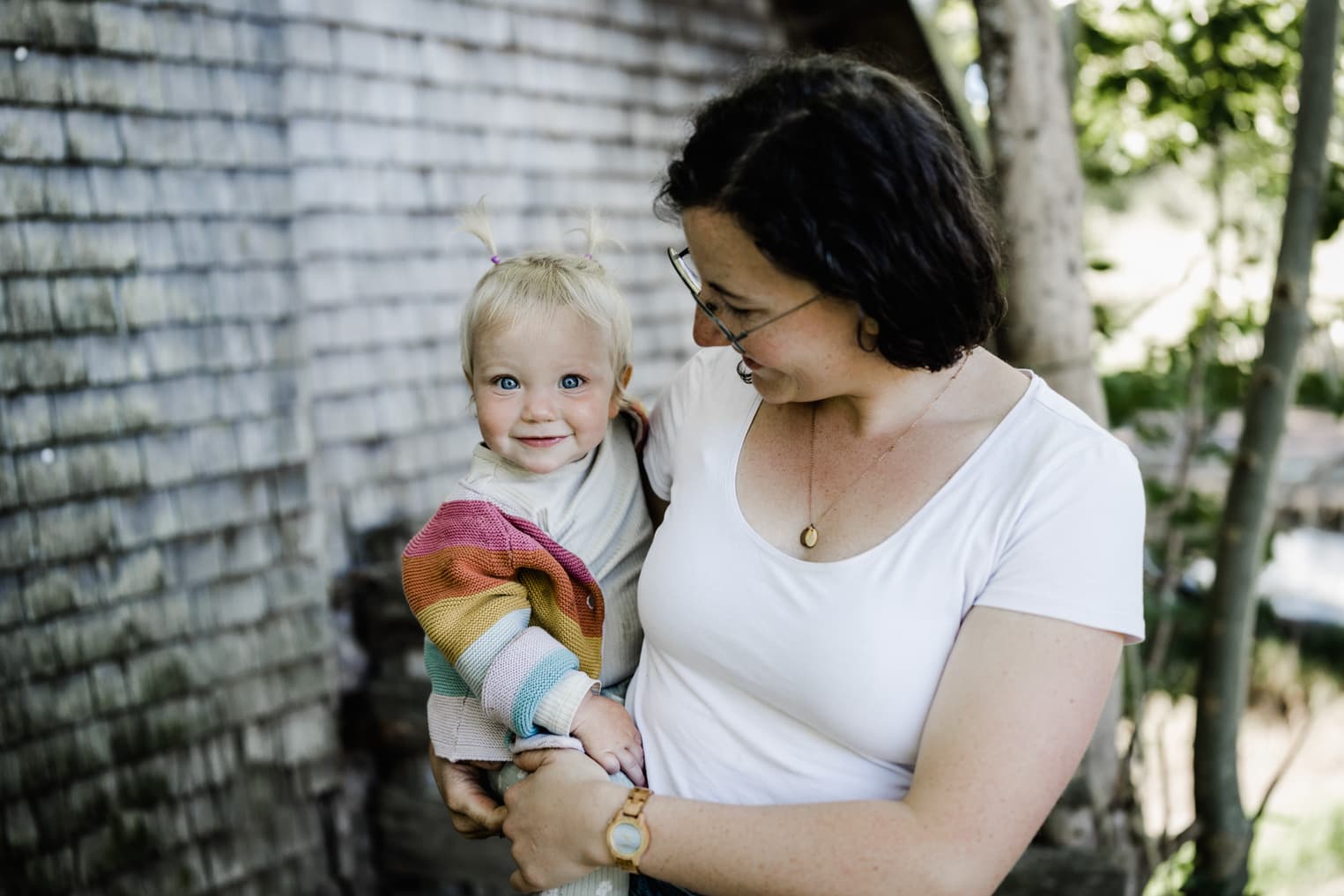 Mutter mit Tochter auf dem Arm