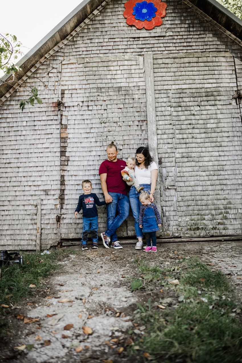 Familie vor Scheune