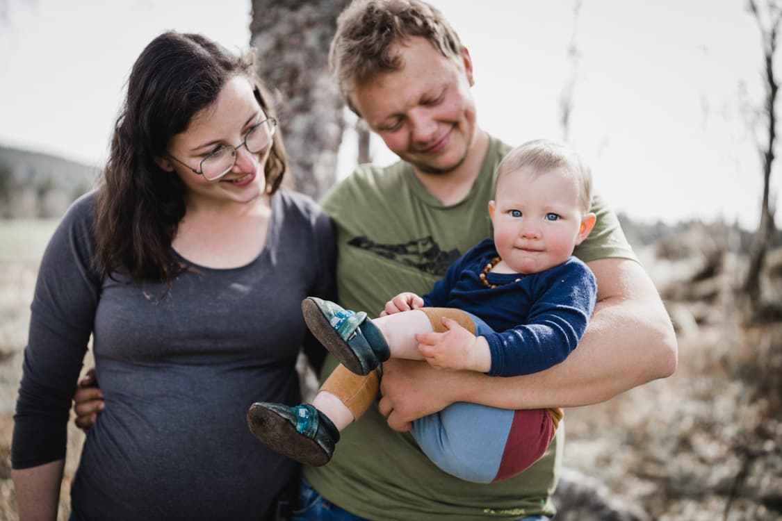Eltern mit Kleinkind auf dem Arm