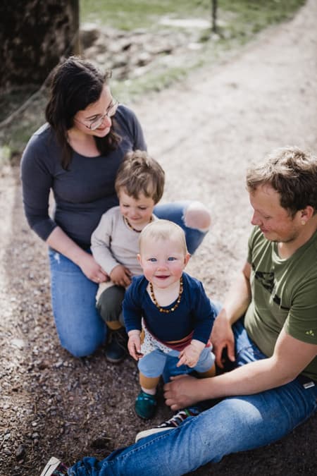 Familie sitzt auf einem Weg