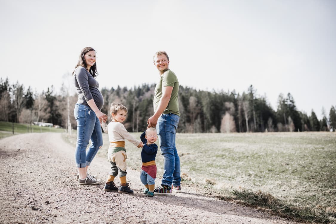 Familie laeuft einen Weg entlang