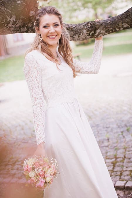 Braut hält sich an einem Ast fest