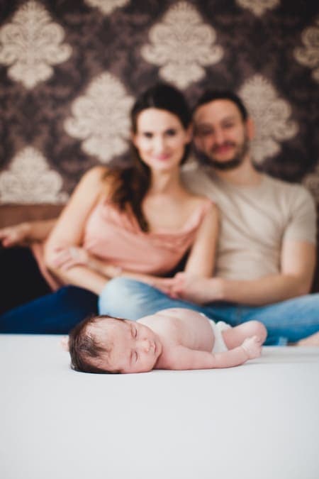 Paar betrachtet schlafendes Baby