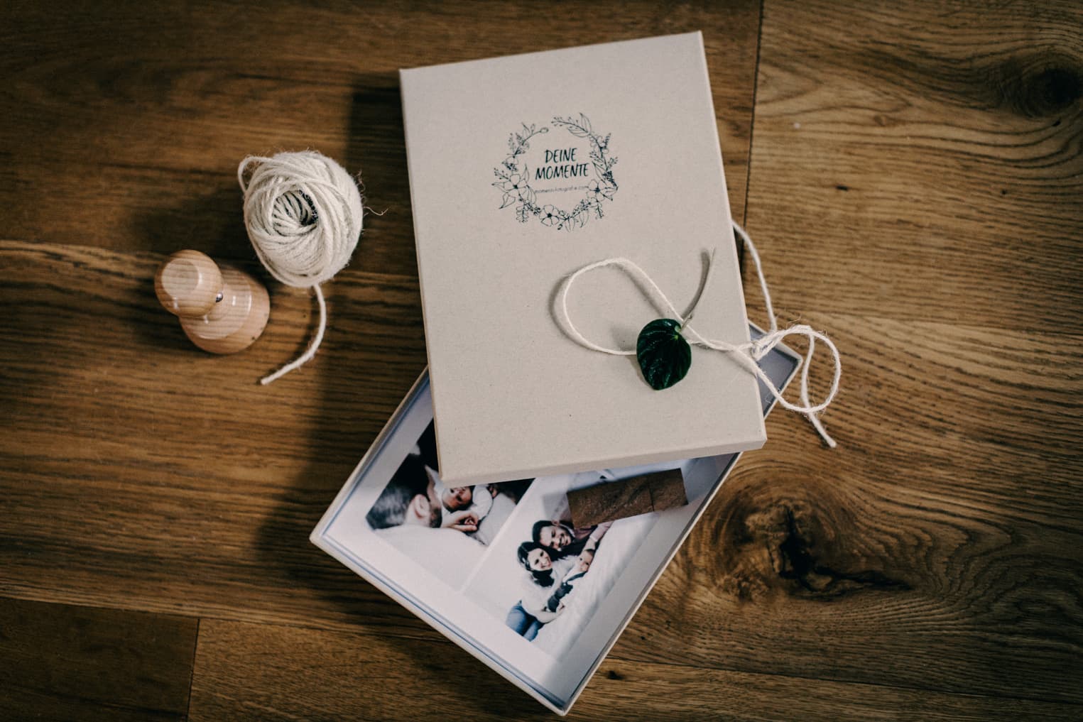 Geöffneter Deckel der Fotobox mit Fotoabzügen und USB-Stick für Bildercollagen vom Fotoshooting