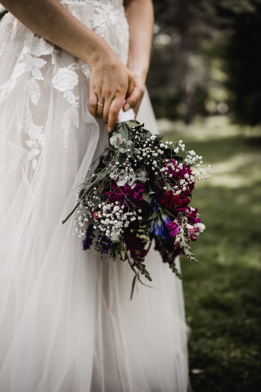 Braut hält Brautstrauß in Händen natürliche Hochzeitsfotografie Freiburg