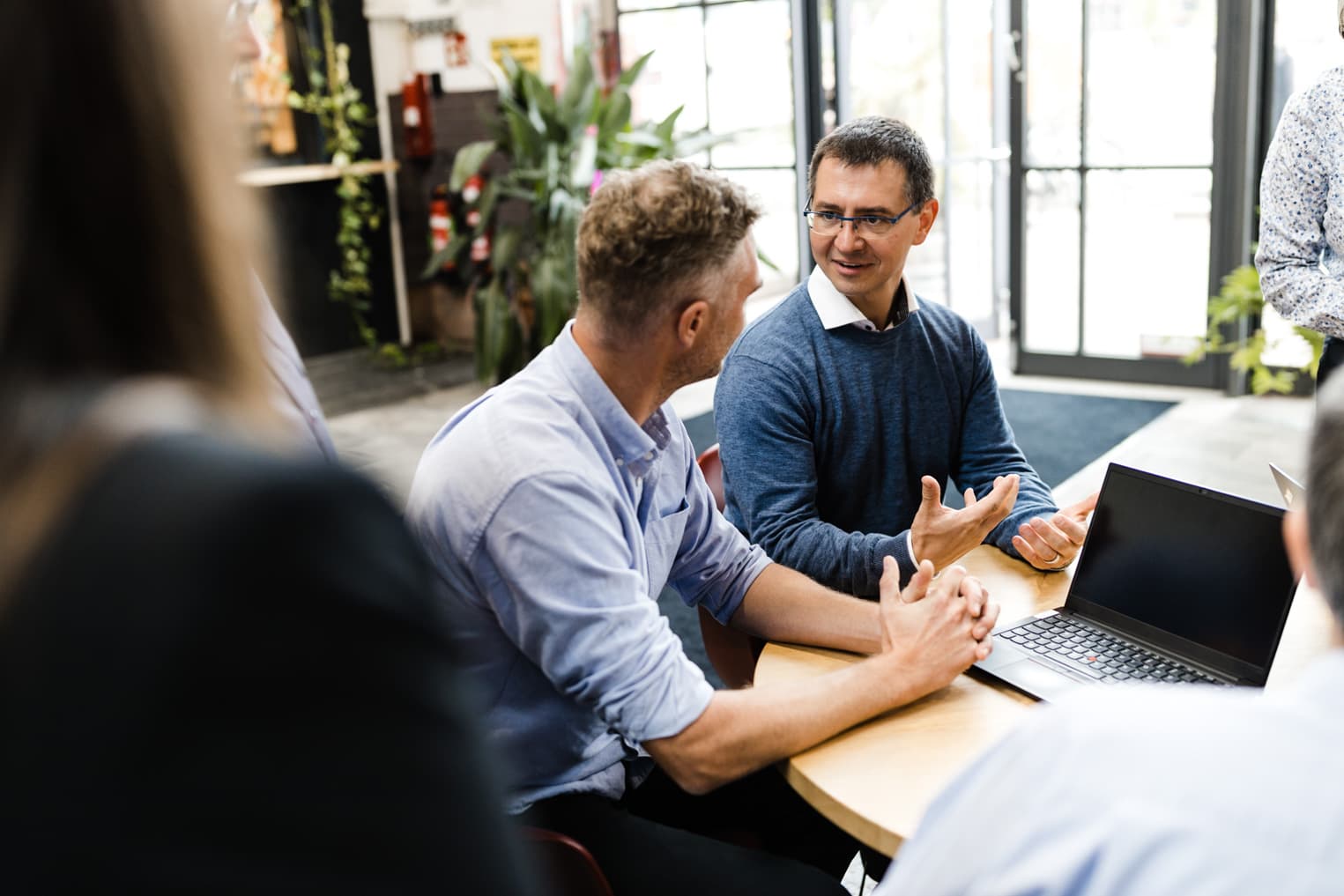 Unternehmensfotografie aus Freiburg mit Teamgespräch zwischen zwei Mitarbeitenden im Büro