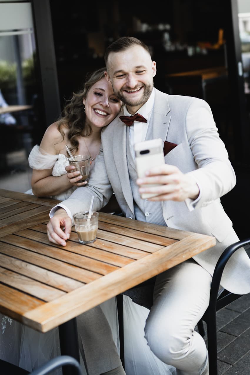 Brautpaar macht Selfie zusammen fröhliches Hochzeitsfoto Freiburg