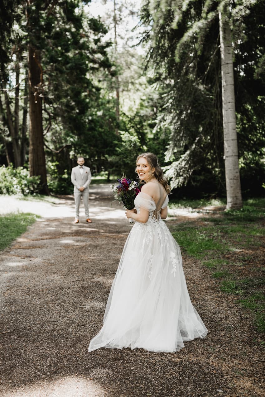 First Look Braut schaut über Schulter, Bräutigam Augen geschlossen Hochzeitsfotografie