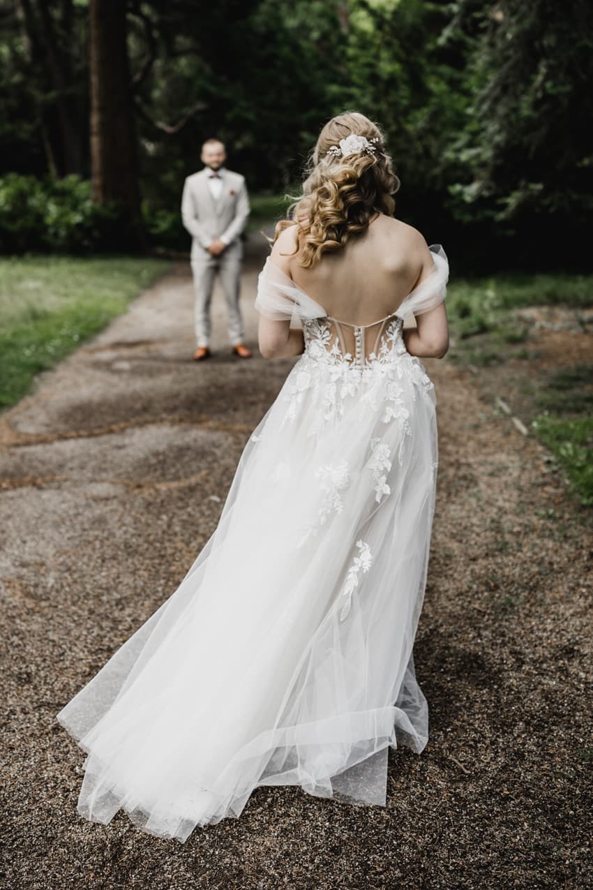 First Look Braut von hinten, Bräutigam Augen geschlossen intime Hochzeitsbilder