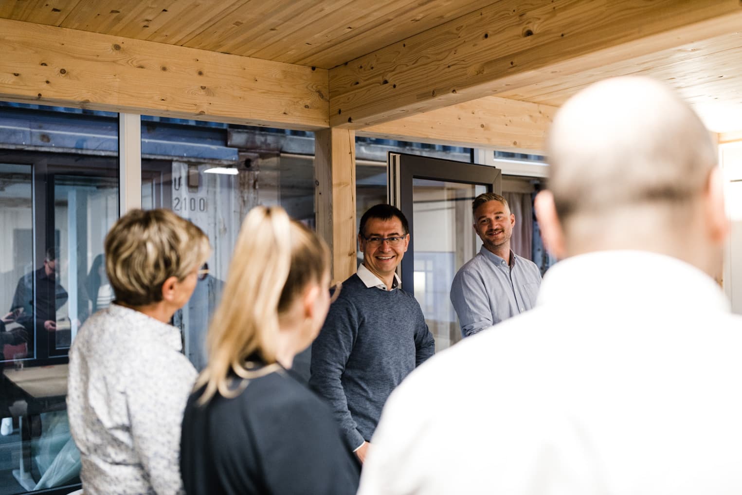 Unternehmensfotografie aus Freiburg mit Mitarbeitenden während einer internen Schulung