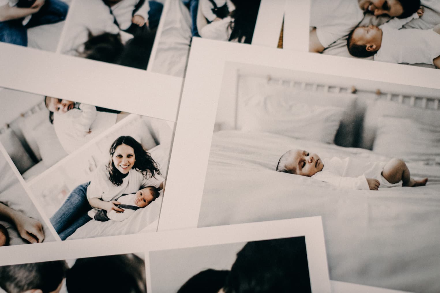 Nahaufnahme einzelner Fotoabzüge aus der Fotobox hochwertige Fotos für Zuhause