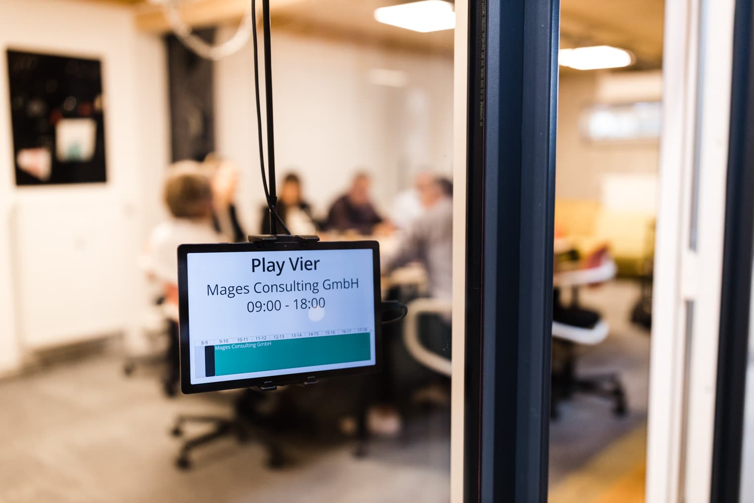 Business Fotografie eines belegten Schulungsraums mit Anzeigetafel im Unternehmen