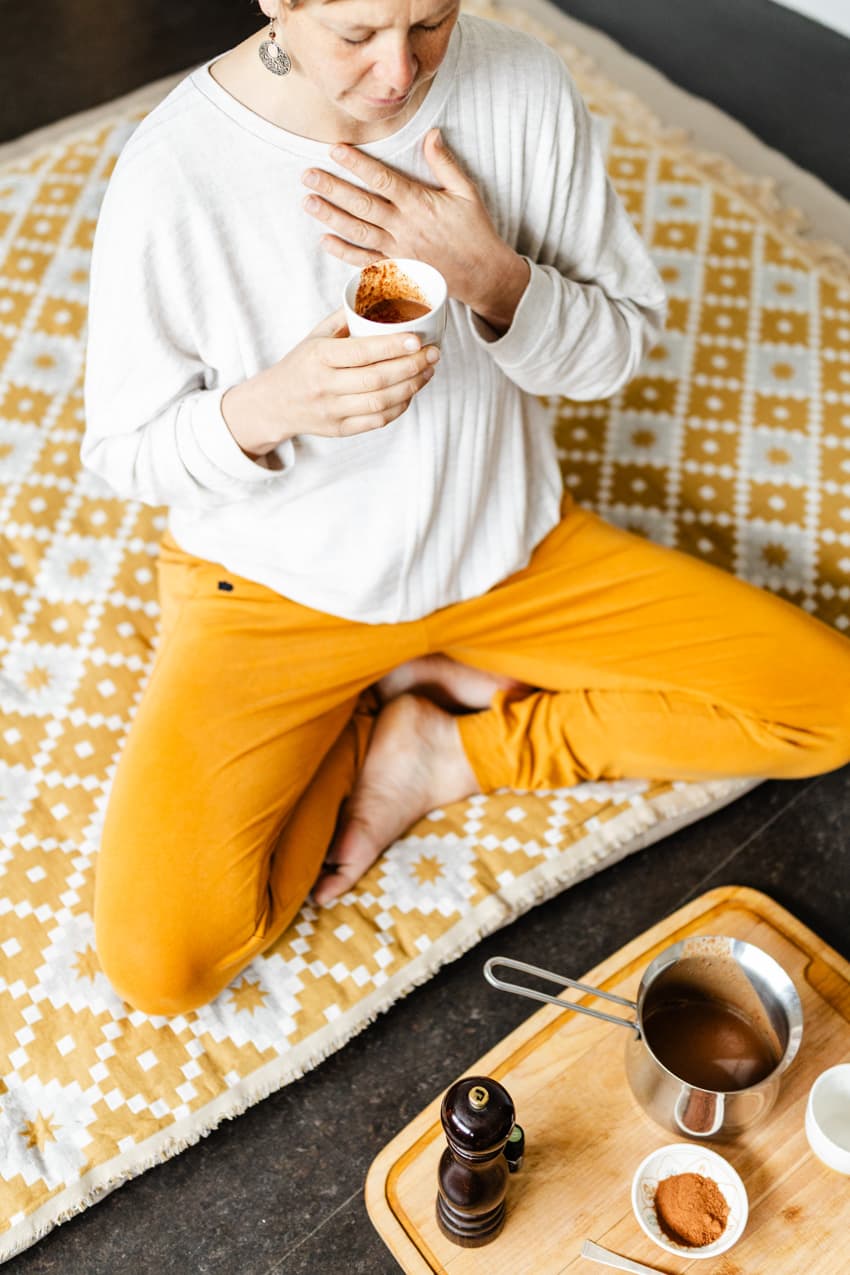 Frau trinkt genussvoll Cacao, entspannter Moment im Studio, Image-Bild