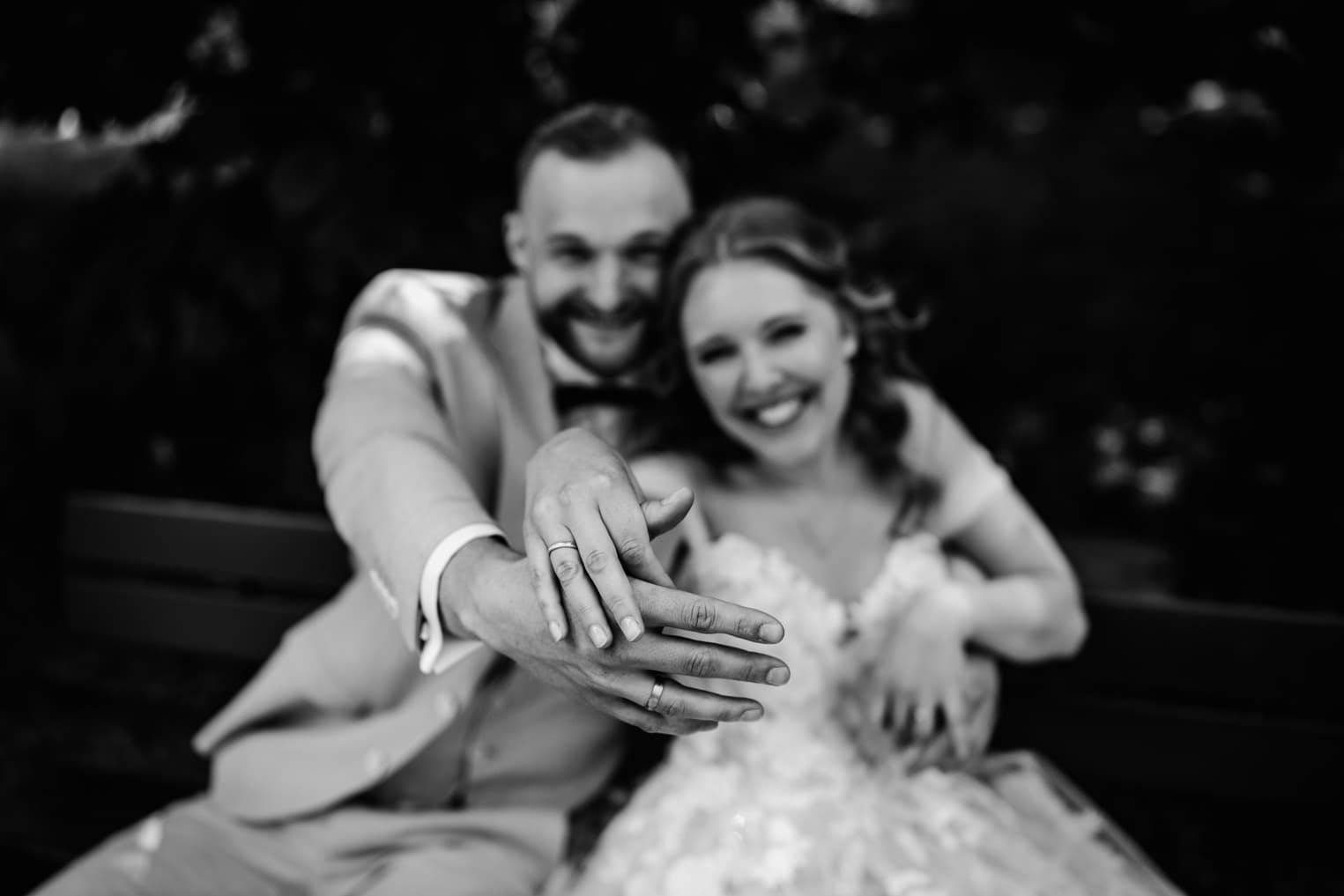 Nahaufnahme der Eheringe in den Händen des Brautpaars Hochzeitsfotografie Freiburg